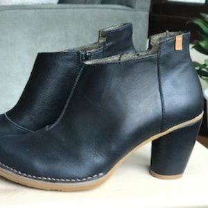 El Naturalista Round Heel Black Bootie
